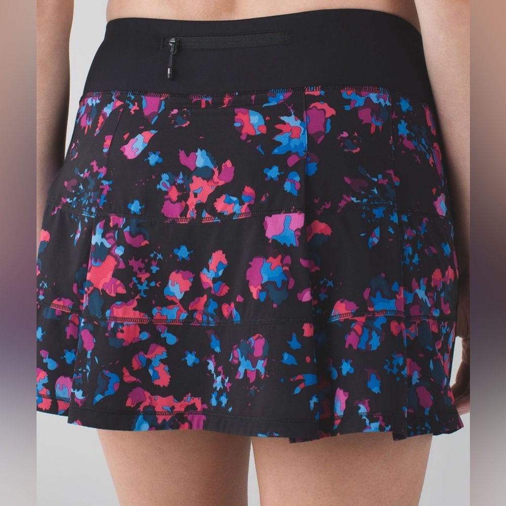🩷💙Lululemon Hotty Hot Shorts 2.5” – Sz 6 – Abstract Pink/Blue Print